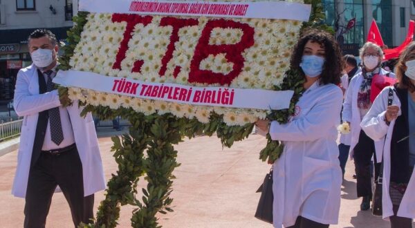TTB ve İTO’dan Taksim Cumhuriyet Anıtı Töreni: Yaşamını Yitiren Sağlık Çalışanları Anıldı, Mücadele Sözü Verildi