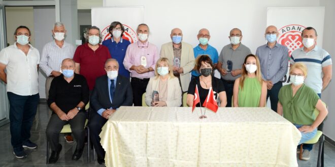 40 ve 50 Yıllık Duayen Hekimlere Plaket