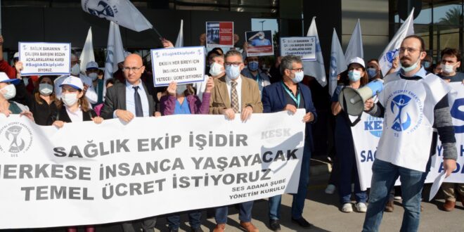 Adana Şehir Hastanesi önünde bir araya gelen Adana Tabip Odası ile SES Yönetici ve üyeleri, sağlık çalışanı olan her bireyi için insanca yaşamaya yetecek ücret istediklerini dile getirdiler.